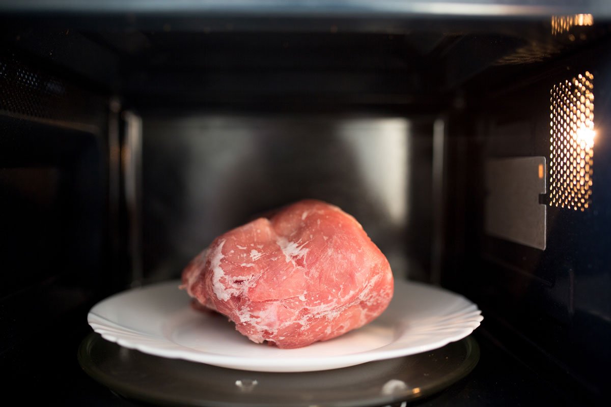 طرق سهلة وآمنة لإذابة اللحم المجمد